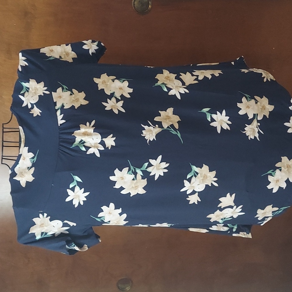 Pretty floral top - Picture 3 of 4